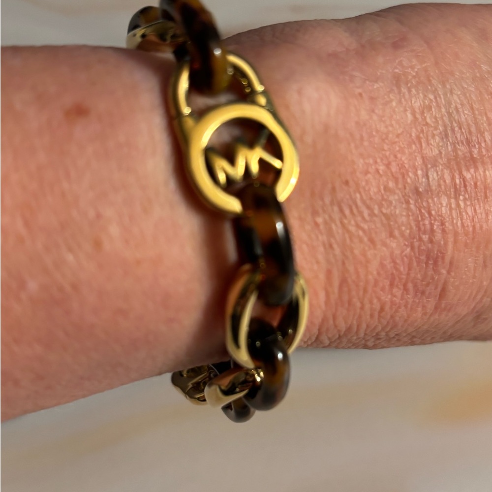 Michael Kors Gold Tone Tortoiseshell Logo Toggle Bracelet 7-3/4”